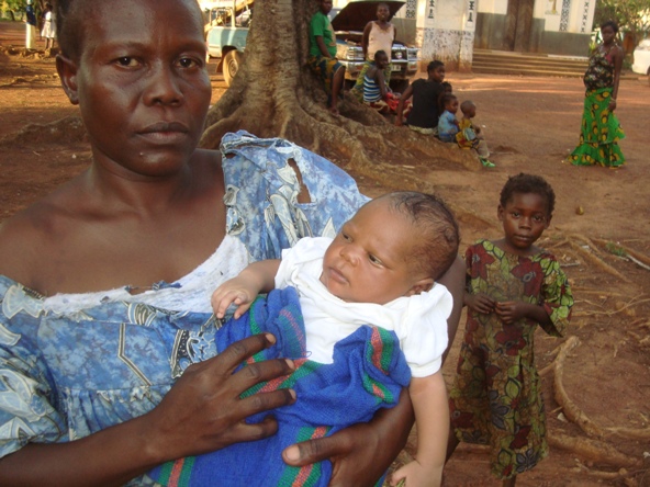 Woman and child displaced by fighting in Central Africa Republic. They now receive aid from the church. Credit : Caritas