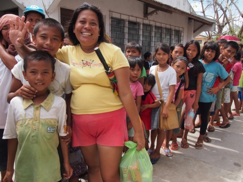 Vilma and children at a Caritas Cebu food distribution in San Remigio. Ryan Worms/Caritas